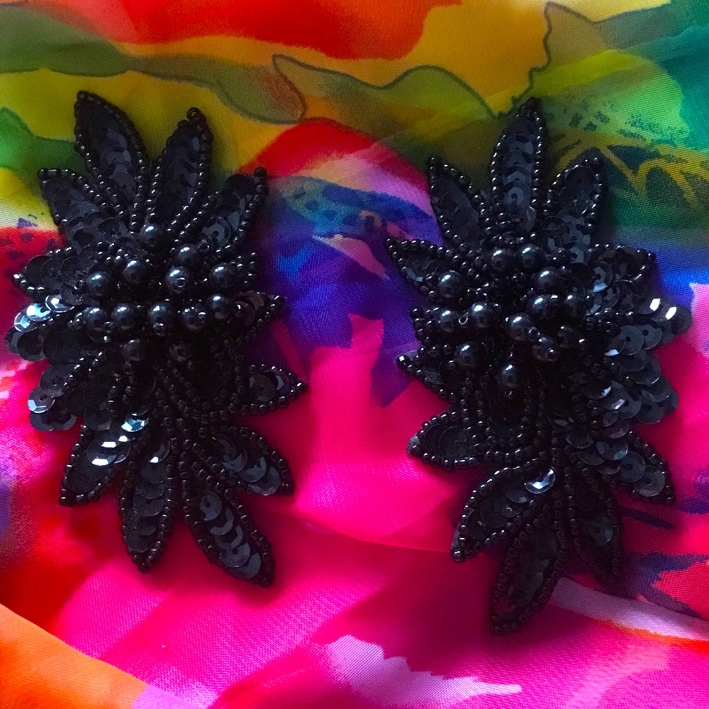 🌸 Vtg 80s Black Beaded Clip Earrings Vintage Beads Beading 80’s 1980’s GUC 🌺 - Picture 1 of 10